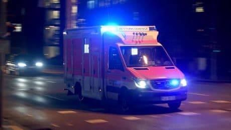 Unfälle: 18-Jährige fährt gegen Baum - sechs Verletzte