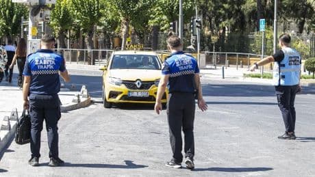 İzmir’de zabıtadan taksilere gizli yolcu denetimi