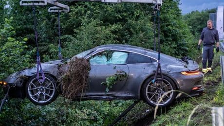 Luxus-Wagen rast in Böschung - Hier baumelt ein 510-PS-Porsche am Haken