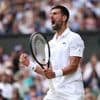 Djokovic na stroeve start en in bijzijn van Federer naar kwartfinales Wimbledon