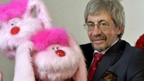 Enrico Valenti, morto il papà di Uan: il mitico pupazzo della trasmissione "Bim, Bum, Bam" condotta da Paolo Bonolis. Aveva 71 anni.