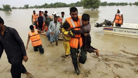 Pakistan'da binlerce köy sular altında kaldı: Yarım milyon kişi tahliye edildi