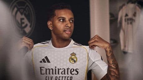 La foto que escuece a Rodrygo en la presentación de la nueva camiseta del Real Madrid: otra vez falta una 'R'