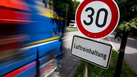 Gelten Tempolimits für saubere Luft auch für E-Autos? Gericht fällt eindeutiges Urteil