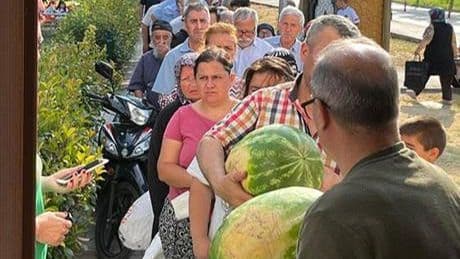 Fiyatlara kızdılar 50 ton bedava karpuz dağıttılar