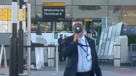La Terminal 4 del aeropuerto londinense de Heathrow es evacuada y cerrada por la posible presencia de materiales peligrosos