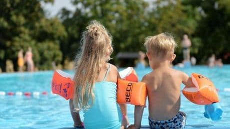 Badeunfälle: Deutschlands oberster Schwimmmeister kritisiert Eltern, die auf Smartphones starren