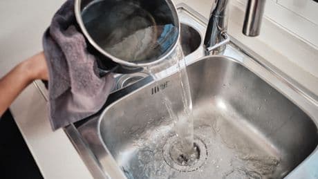 Teurer Fehler: Deshalb sollten Sie Abflussprobleme nicht mit kochendem Wasser lösen!