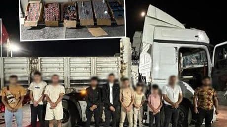 TIR'dan çıkanlara polis bile şaşırdı! Kıskıvrak yakalandılar
