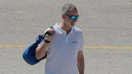 El rey Felipe VI estrena su verano en Mallorca en solitario: reaparece con 'look' de vela y se embarca en el Aifos
