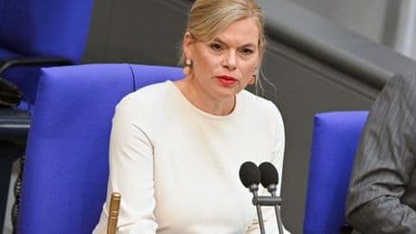 Bundestag: Warum Julia Klöckner jetzt auch gegen Anstecknadeln vorgeht