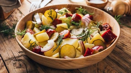 La irresistible ensalada de fuet y pepinillos viral que triunfa este verano: un plato divertido y barato