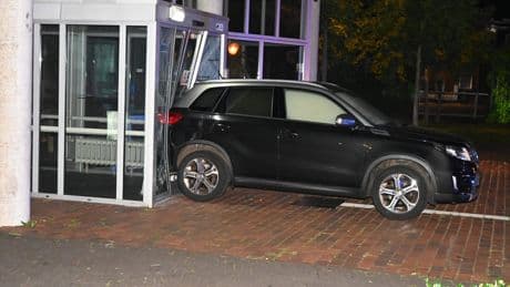 Man rijdt met auto in op gemeentehuis Hoogeveen