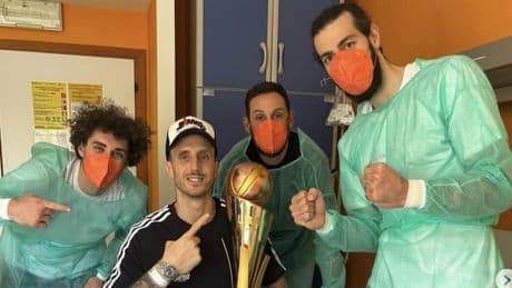 <p>Polonara, la Virtus Bologna gli porta la coppa in ospedale</p>