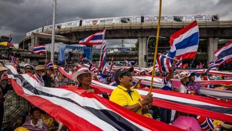 En Thaïlande, des milliers de manifestants réclament le départ de la première ministre