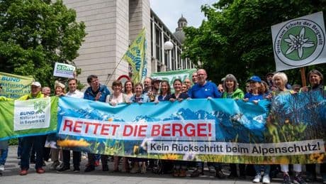 Protest für mehr Naturschutz: Bündnis: Staatsregierung riskiert Zerstörung der Alpen