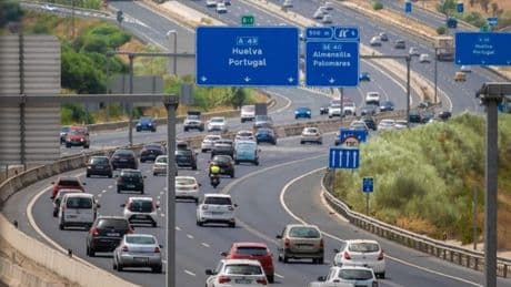 Cambios en las etiquetas de la DGT en 2026: los coches afectados