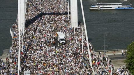 Pride, la marcia dei 200mila che sfidano Orban. “Mai così tanti dalle manifestazioni per la caduta del Muro”
