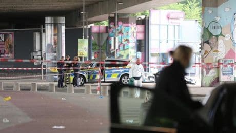 Sechs Verletzte bei Angriff vor Bielefelder Bar – Polizei geht von Anschlag aus, Täter ist flüchtig
