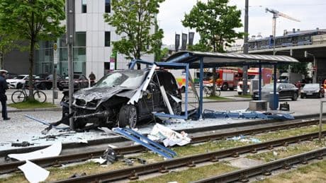 Auto fährt in München in Haltestelle