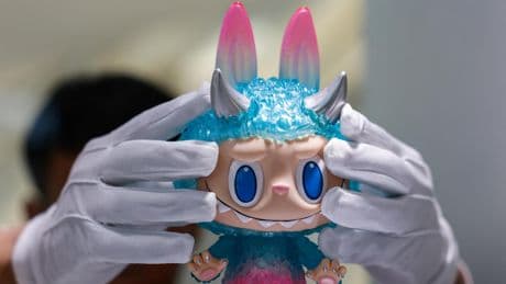Labubus, K-Pop o 'cripto memes': las modas de Instagram y TikTok pueden ser una trampa para inversores