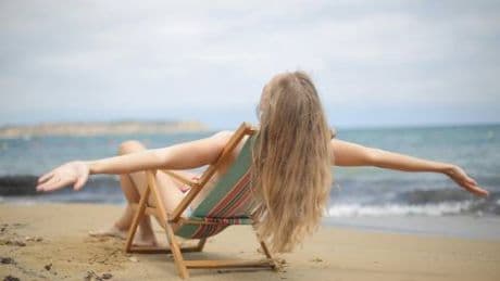 Capelli, come prendersene cura al mare: i 5 prodotti indispensabili