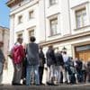 Smarte Vordrängler in der Warteschlange: Die Wiedersehensfreude ist nur gespielt