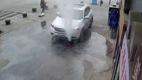 Endgegner für Autos - Dieser Hydrant macht Ärger
