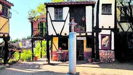 El pueblo medieval que surgió de los escombros