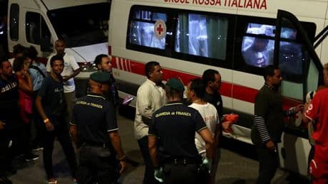 Italienische Küstenwache rettet 60 Flüchtlinge vor dem Ertrinken
