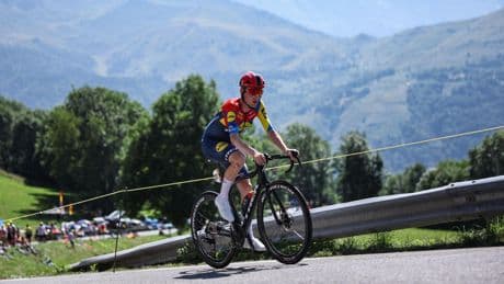Spectaculaire beelden van crash Mattias Skjelmose: fiets vliegt meter boven het peloton