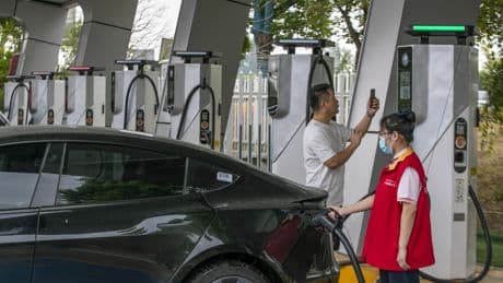 Envers et contre tout, l'électrification du monde se poursuit