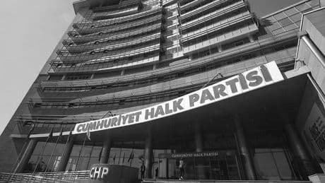CHP'de baskı toplu istifa getirdi: Başkan ve yönetimi masadan kalktı
