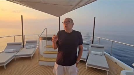"Cargo battente bandiera liberiana...". Gli auguri di ferragosto di Carlo Verdone