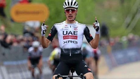 Juan Ayuso pakt ritzege in Giro d’Italia, leiderstrui nu voor Primoz Roglic