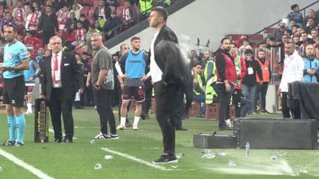 Verrückte Szene in der Türkei - Trainer mit Flasche beworfen – und er sieht ROT!