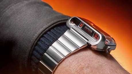 Amida Digitrend Open Saphir, l’heure sautante seventies mise à nu