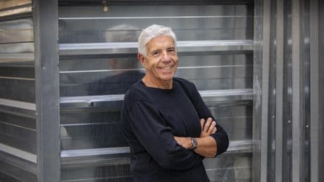 Eduard Estivill, médico del sueño: “Calentar los pies antes de acostarte o ponerse calcetines ayuda a redistribuir el calor corporal y facilita conciliar el sueño más rápido”
