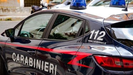 Bimbo di tre anni si arrampica su termosifone e cade dalla finestra, grave in ospedale dopo un volo di 9 metri