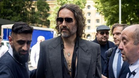 Russell Brand niega los cargos de violación y agresión sexual en un tribunal del Reino Unido