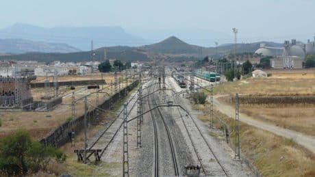 El corte de vías entre Madrid y Andalucía mantiene a decenas de viajeros atrapados tras pasar la noche en el tren