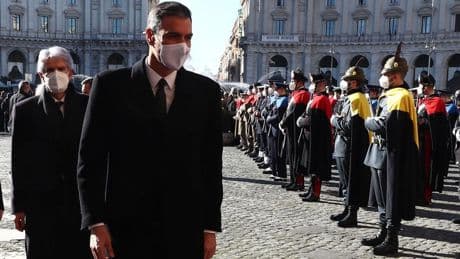 Sánchez sólo ha acudido a dos funerales religiosos desde que es presidente: críticas por no ir a las exequias del Papa