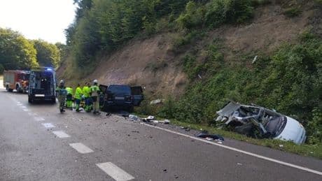 Un muerto y un herido en un choque frontal entre dos vehículos en el puerto de Azáceta