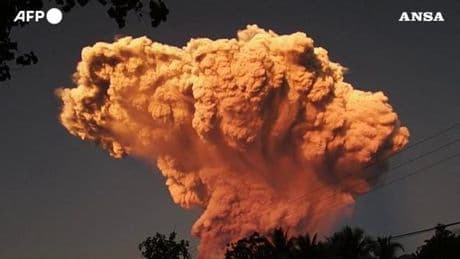 Indonesia, il vulcano Lewotobi Laki-Laki erutta: enorme colonna di fumo rossastro | Video