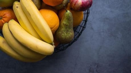 Estas son las frutas que no debes poner juntas en el frutero para que no se estropeen