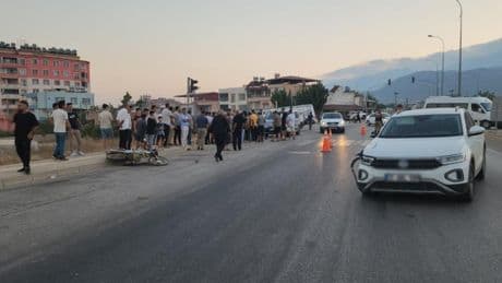 Otomobille çarpışan motosikletin sürücüsü kaldırıldığı hastanede öldü