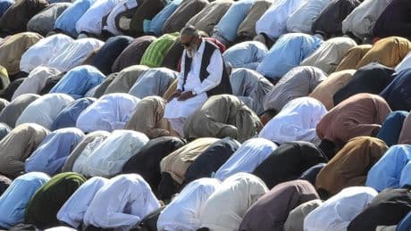 Las imágenes del día: de los rezos del Eid al-Adha al manteo de sacerdotes en Milán