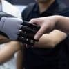 Un robot humanoïde réussit à plier du linge en autonomie, une avancée majeure