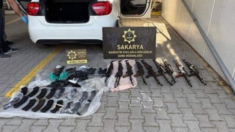 Polis memurunun kiraladığı otomobilden kaleşnikoflar çıktı