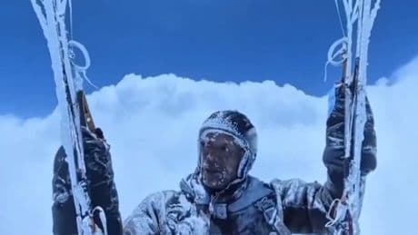 "Mes mains gelaient": un parapentiste aspiré par un gigantesque nuage d'orage propulsé à 8.500m d'altitude